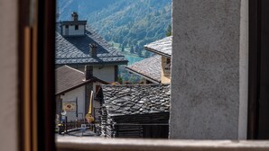 En bjerglandsby med traditionel arkitektur, en restaurant i syne og frit udsyn til de omkringliggende bjerge.