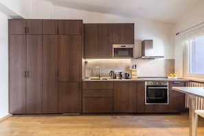 Wasserkocher mit Kaffee-/Teezubehör, Kühlschrank, Mikrowelle, Ofen