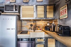 Wasserkocher mit Kaffee-/Teezubehör, Kühlschrank, Mikrowelle, Herdplatte