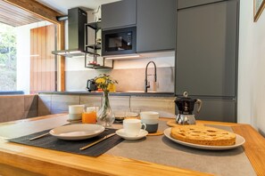 Wasserkocher mit Kaffee-/Teezubehör, Kühlschrank, Mikrowelle, Herdplatte