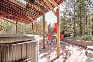 Outdoor dining - Incredible Cabin Perfect for Family Reunions near Yellowstone, Idaho (Island Park)