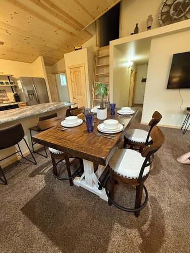 Fantastic cabin retreat for 6 with 2 bathrooms and AC in cozy Heber-Overgaard