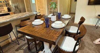 Fantastic cabin retreat for 6 with 2 bathrooms and AC in cozy Heber-Overgaard