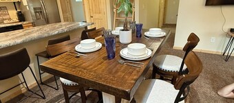 Fantastic cabin retreat for 6 with 2 bathrooms and AC in cozy Heber-Overgaard