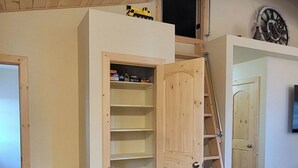 A kitchen with wooden cabinets, a stainless steel trash can, and a marble countertop. - Fantastic cabin retreat for 6 with 2 bathrooms and AC in cozy Heber-Overgaard (Heber-Overgaard)