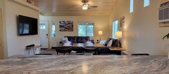 Fantastic cabin retreat for 6 with 2 bathrooms and AC in cozy Heber-Overgaard