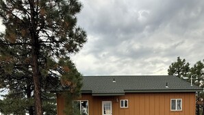 A single-story house with a dark roof, a front door, and two windows. - Fantastic cabin retreat for 6 with 2 bathrooms and AC in cozy Heber-Overgaard (Heber-Overgaard)