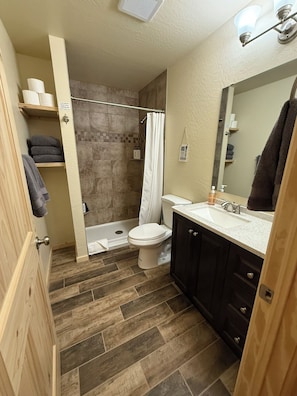 Ducha, secador de pelo, toallas, jabón