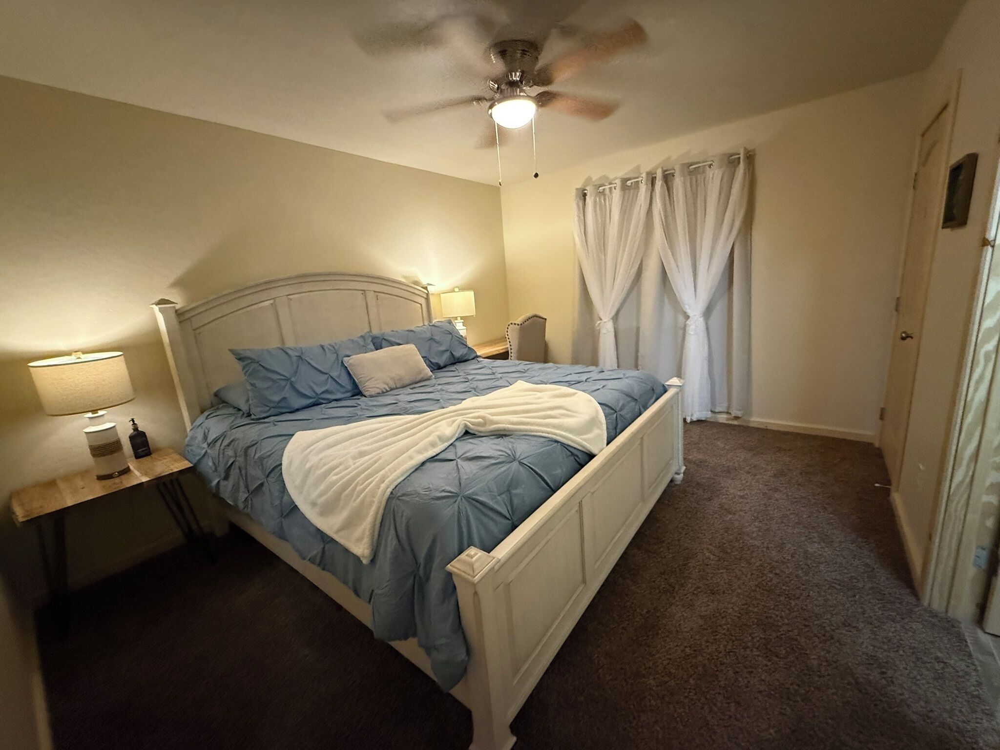 3 habitaciones, tabla de planchar con plancha, wifi y ropa de cama 