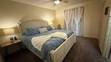 3 habitaciones, tabla de planchar con plancha, wifi y ropa de cama