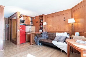 Smart TV - Casa Lobita – Panoramic Balcony Walk to Gondola (Breuil-Cervinia)
