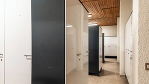 Un corridoio con armadietti e soffitto in legno.