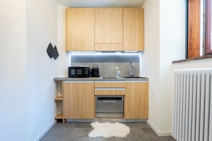 Wasserkocher mit Kaffee-/Teezubehör, Kühlschrank, Mikrowelle, Herdplatte