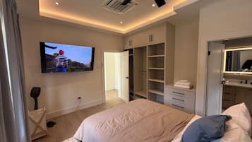 5 bedrooms, desk, iron/ironing board, free WiFi