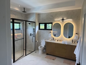 Douche, serviettes fournies, savon, papier toilette