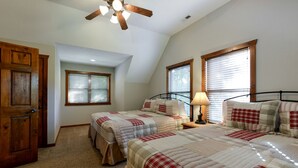 6 bedrooms, desk, iron/ironing board, WiFi - Spacious Cabin with Indoor and Outdoor Swimming Pool in Branson, Missouri (Branson)
