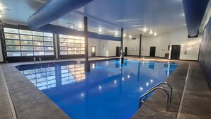 Pool - Spacious Cabin with Indoor and Outdoor Swimming Pool in Branson, Missouri (Branson)