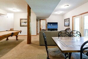Games room - Spacious Cabin with Indoor and Outdoor Swimming Pool in Branson, Missouri (Branson)