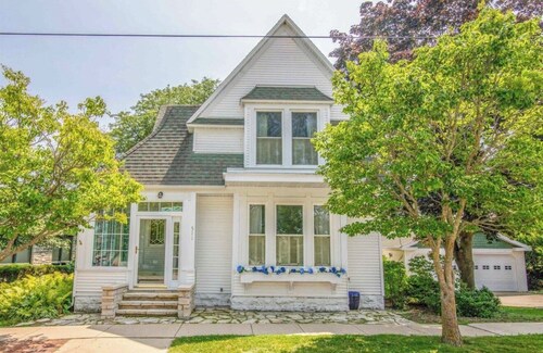 1914 Hill House: Historic charm meets modern comfort in the heart of Green Lake!