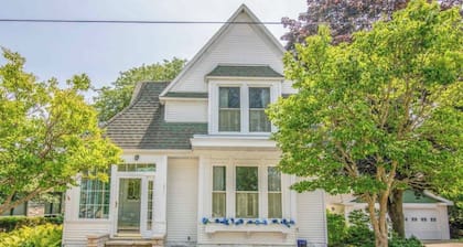 1914 Hill House: Historic charm meets modern comfort in the heart of Green Lake!