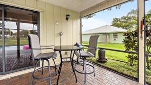 Outdoor dining - Lakewood Park Golf View Home w Pool & Lanai (Fort Pierce)