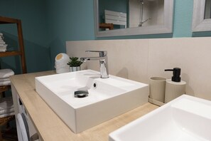 Shower, hair dryer, towels, soap - Vrbo Property (Bischoffsheim)