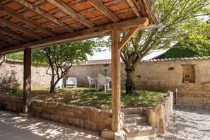 Outdoor dining - Vrbo Property (Bischoffsheim)