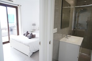 Ein Schlafzimmer mit einem Bett, einem Nachttisch und einer Lampe.