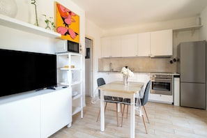 Wasserkocher mit Kaffee-/Teezubehör, Kühlschrank, Mikrowelle, Ofen