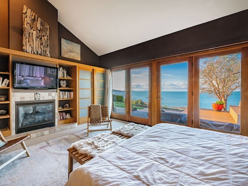 Waterfront Retreat: Hot Tub, Sauna & Beach Access