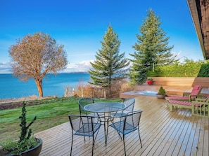 Outdoor dining - Waterfront Retreat: Hot Tub, Sauna & Beach Access (Bellingham)