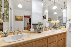 Hair dryer, towels - Fish Camp Creek, Only 2 miles to Yosemite!-Hot Tub (Fish Camp)