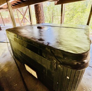 Outdoor spa tub - Fish Camp Creek, Only 2 miles to Yosemite!-Hot Tub (Fish Camp)