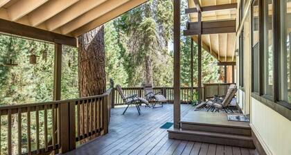 Fish Camp Creek, Only 2 miles to Yosemite!-Hot Tub