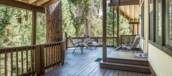 Fish Camp Creek, Only 2 miles to Yosemite!-Hot Tub