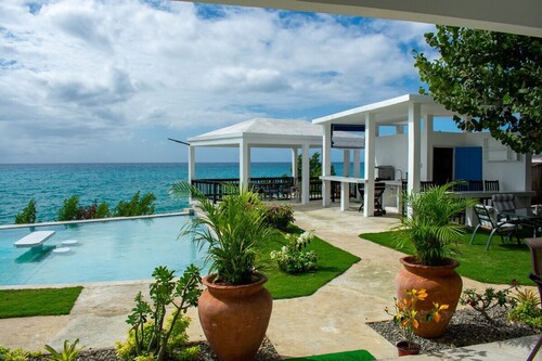Windward - 5BR Ocean Front Villa w Staff