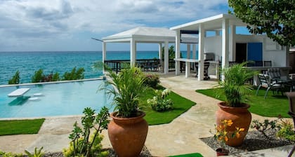 Windward - 5BR Ocean Front Villa w Staff