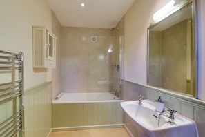 Bathroom - The Dairy Trevadlock Manor by SmartWelcomes (Congdon's Shop)