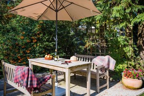 Outdoor dining - The Dairy Trevadlock Manor by SmartWelcomes (Congdon's Shop)