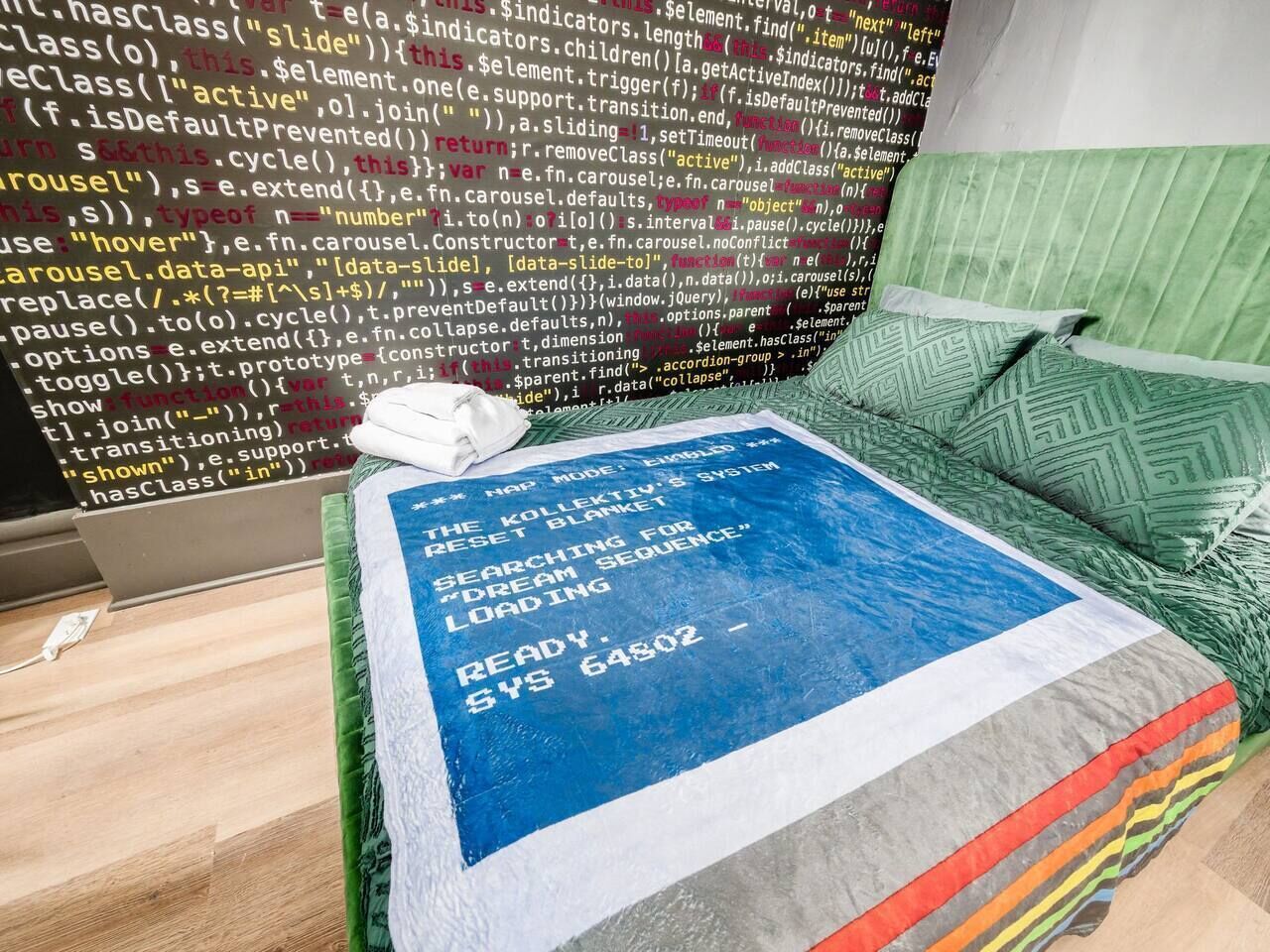 Desk, iron/ironing board, WiFi, bed sheets
