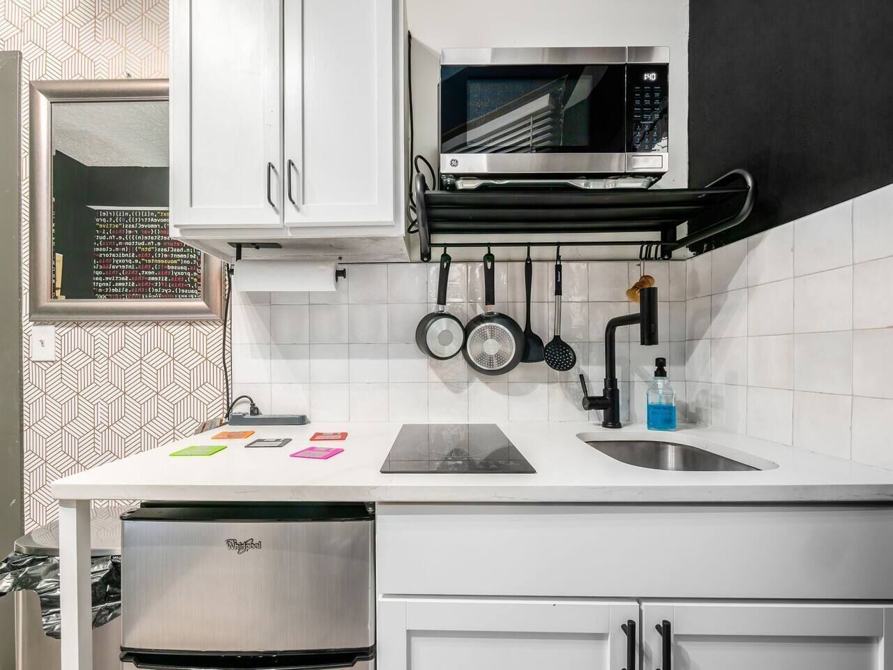 Microwave, cookware/dishes/utensils