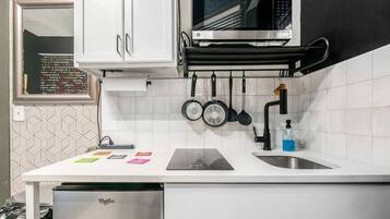 Microwave, cookware/dishes/utensils