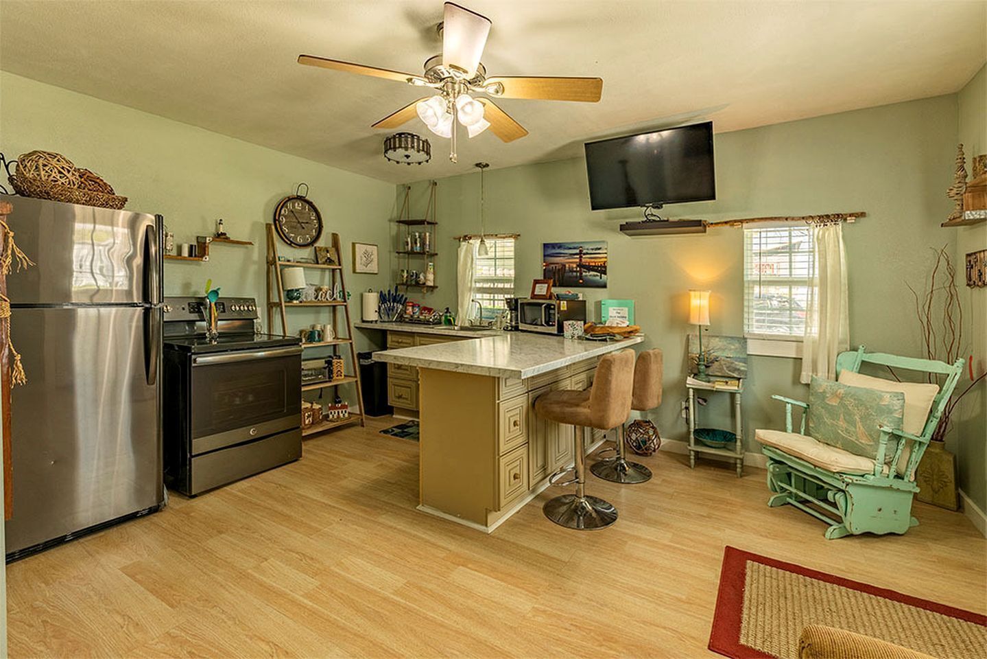 Coffee/tea maker, fridge, microwave, oven