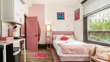 Iron/ironing board, WiFi, bed sheets