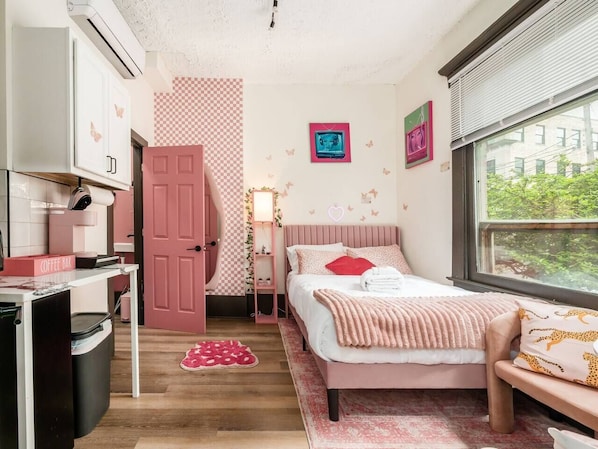Iron/ironing board, WiFi, bed sheets - The Baker-Miller Pink Studio (Columbus)