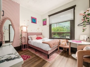 Iron/ironing board, WiFi, bed sheets - The Baker-Miller Pink Studio (Columbus)