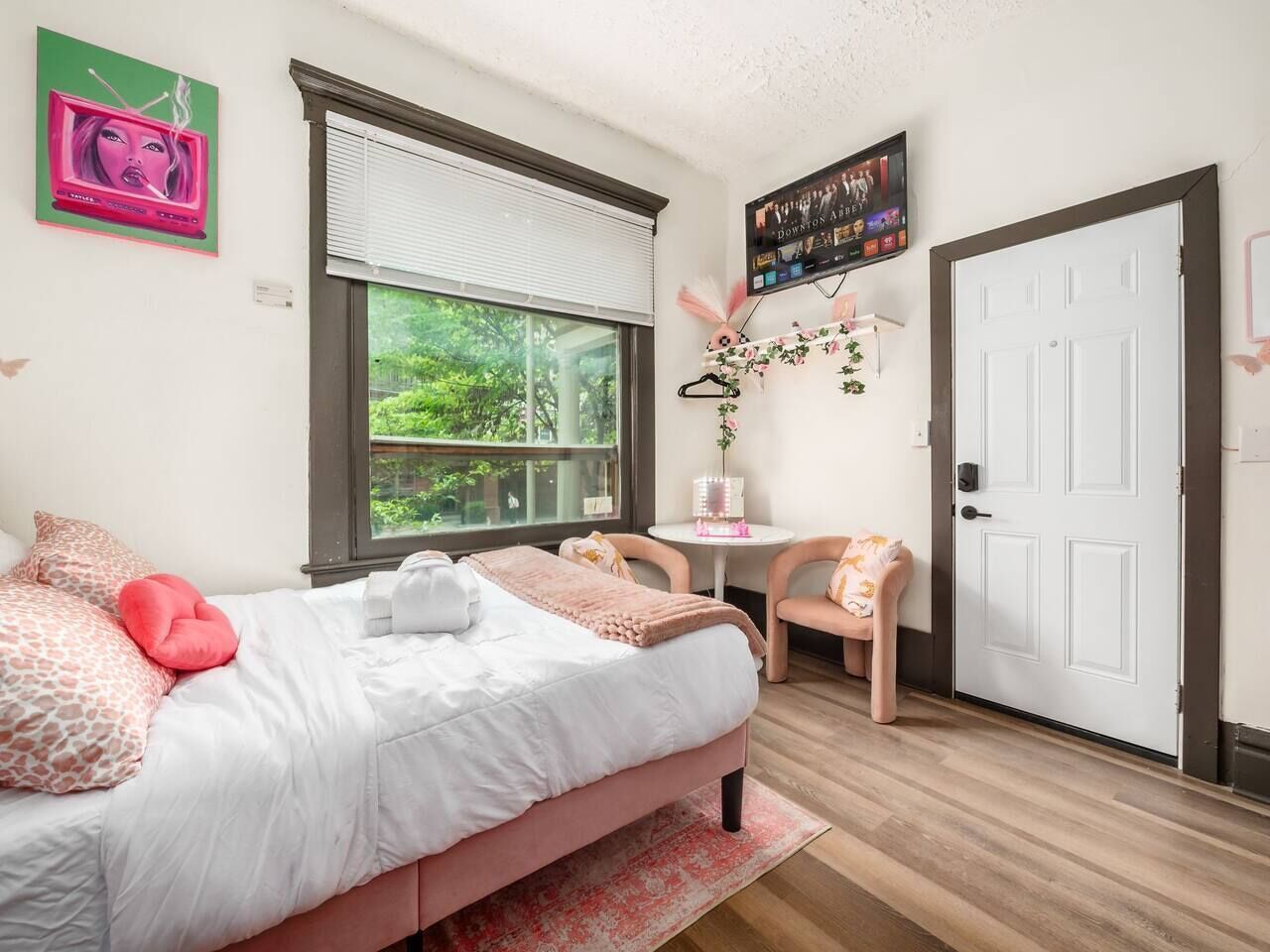 Iron/ironing board, WiFi, bed sheets