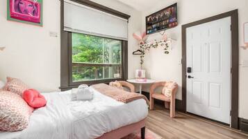 Iron/ironing board, WiFi, bed sheets
