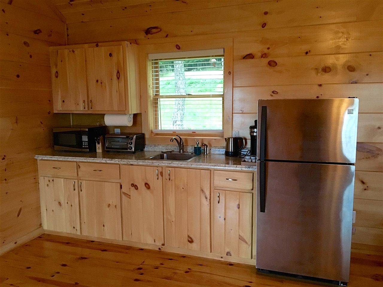 Coffee/tea maker, fridge, microwave, stovetop