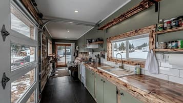 Coffee/tea maker, fridge, oven, stovetop